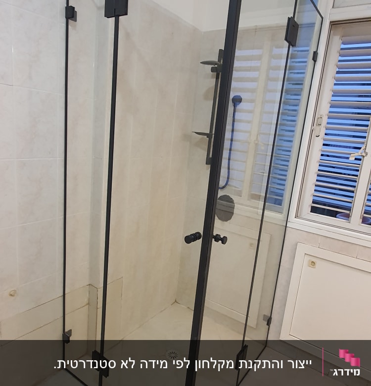 מקלחון זכוכית עם מסגרת שחורה וברז מקלחת